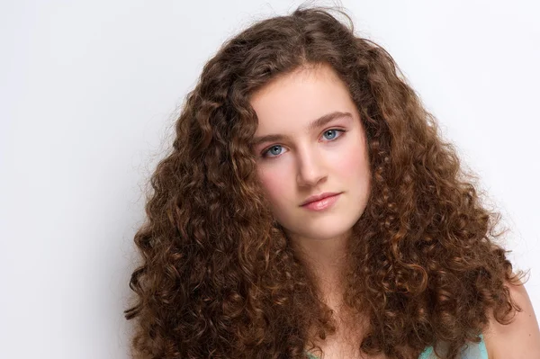 Elegant tonårig flicka med långt lockigt hår — Stockfoto