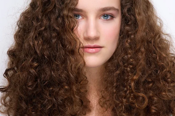 Schönes junges Mädchen mit lockigem Haar — Stockfoto