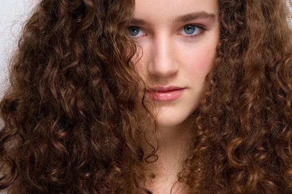 Молода жіноча модель моди з кучерявим волоссям — стокове фото