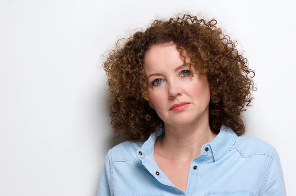 Mulher mais velha atraente com cabelo encaracolado — Fotografia de Stock