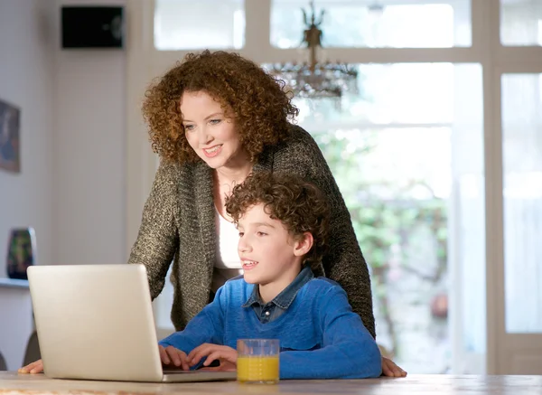 Moeder en zoon thuis computer gebruikt — Stockfoto