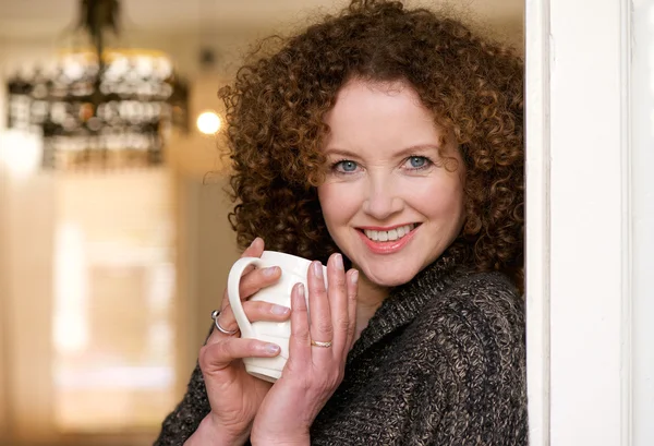 Smiling older woman holding cup of tea — Stock Photo, Image