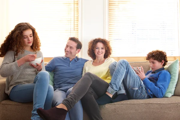 Ontspannen en gelukkige familie — Stockfoto