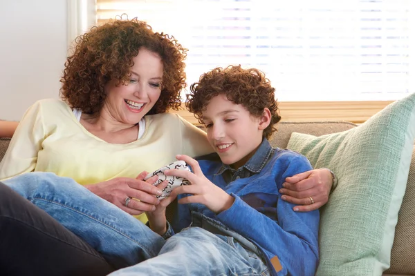 Liefhebbende moeder zit met haar zoon — Stockfoto