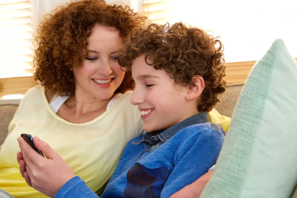 Usmívající se matka sedí doma se svým synem — Stock fotografie