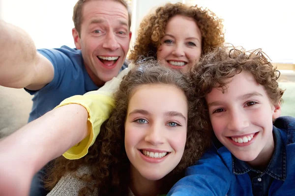 Famille heureuse prenant un selfie ensemble — Photo