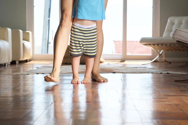 Mutter spaziert mit kleinem Jungen zu Hause — Stockfoto