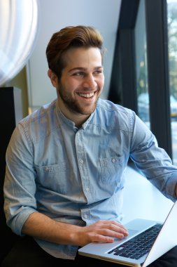 mutlu bir adam laptop ile çalışma