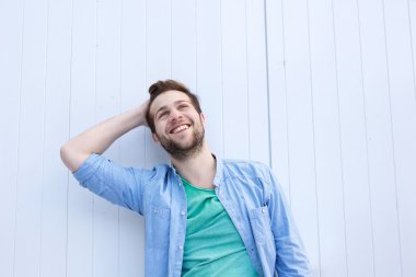 Saç el ile gülümseyen mutlu rahat adam