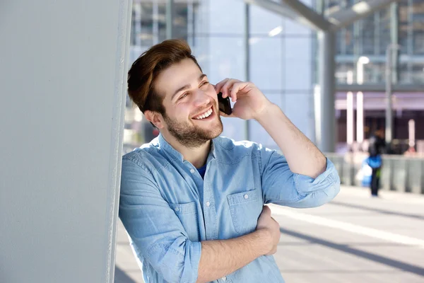 Gelukkig jonge man praten op mobiele telefoon — Stockfoto