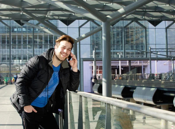 Aantrekkelijke man praten op mobiele telefoon op station — Stockfoto