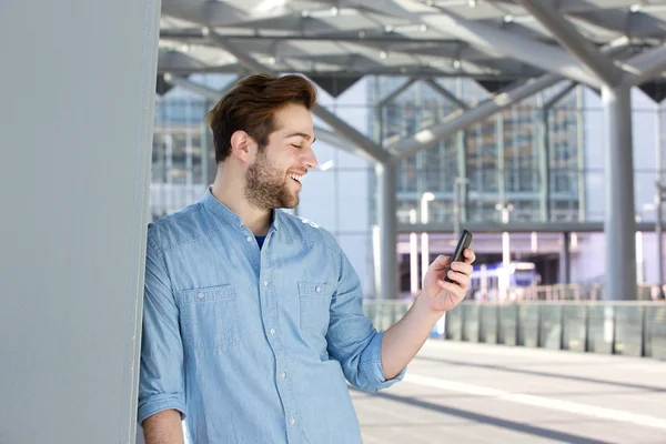 Happy man looking at mobile phone — Stock Photo, Image