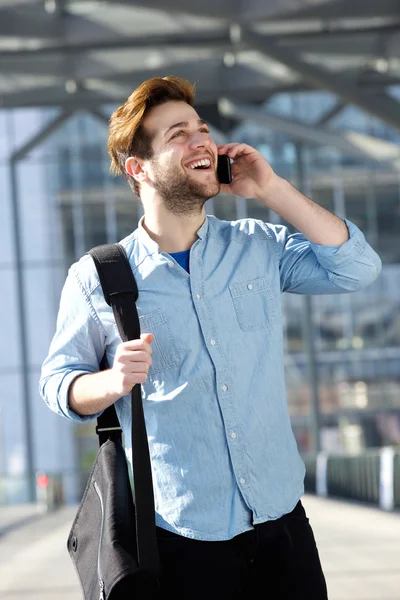 Alegre viajante masculino — Fotografia de Stock