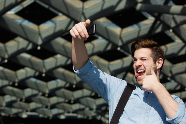 Jovem feliz tomando selfie — Fotografia de Stock