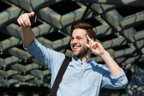 Schöner junger Mann macht Selfie — Stockfoto