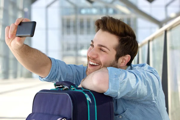 Homem viajante feliz levando selfie — Fotografia de Stock