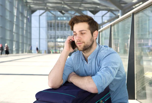 Homem sentado no chão falando no celular — Fotografia de Stock