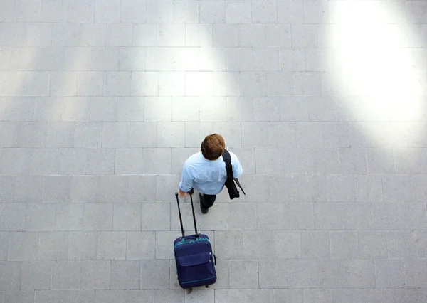 Jovem caminhando com bagagem na estação — Fotografia de Stock