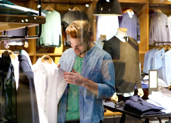 Gelukkig man winkelen voor kleding aan kledingwinkel — Stockfoto