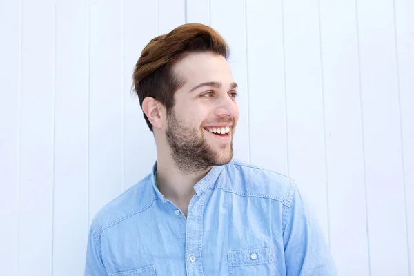 Hombre atractivo sonriendo sobre fondo blanco — Foto de Stock