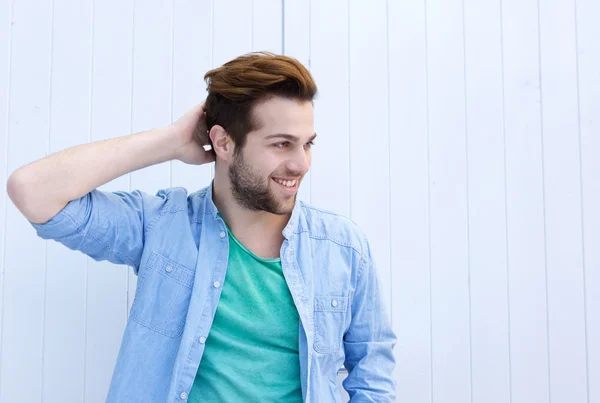 Modello di moda maschile in posa con mano nei capelli — Foto Stock