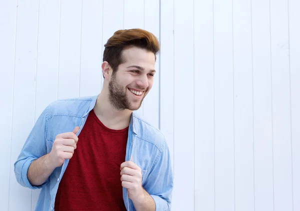 Cool modelo de moda masculina sorrindo contra fundo branco — Fotografia de Stock