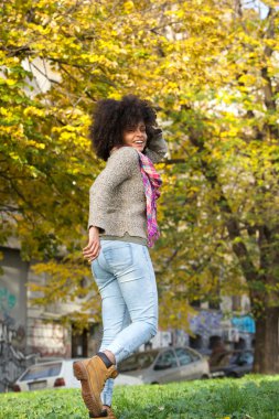 Sonbaharda bir parkta yürüyüş