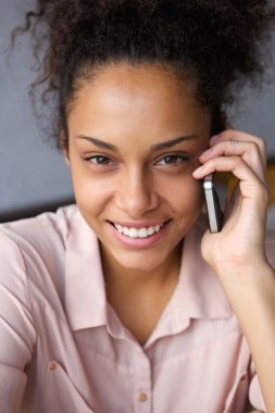 Cep telefonu kullaranarak mutlu Afrikalı-Amerikalı kadın