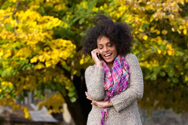 Cheerful young woman talking on mobile phone — Stock Photo, Image