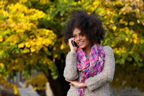 Fröhliche junge Frau telefoniert draußen — Stockfoto