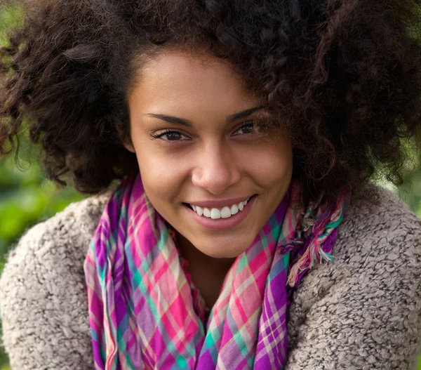 Vacker leende afroamerikansk kvinna — Stockfoto