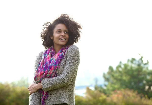 Sonriente joven afroamericana mujer de pie al aire libre —  Fotos de Stock