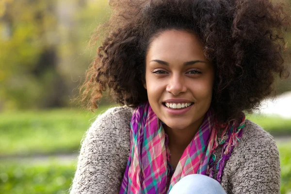 Mulher americana africana natural sorrindo lá fora — Fotografia de Stock