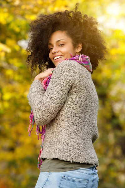 Mulher americana africana bonita sorrindo ao ar livre — Fotografia de Stock