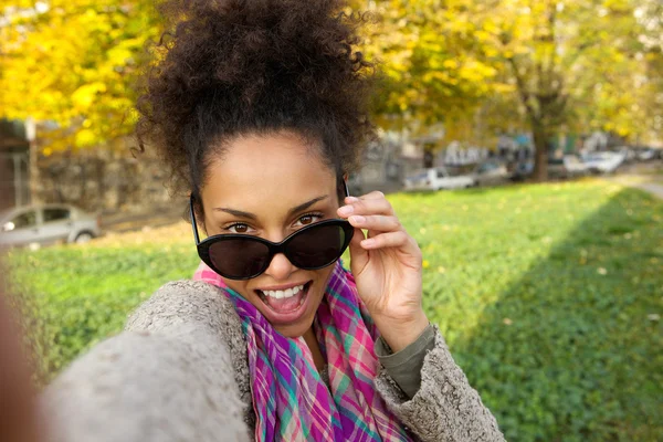 Feliz jovem mulher tomando selfie — Fotografia de Stock