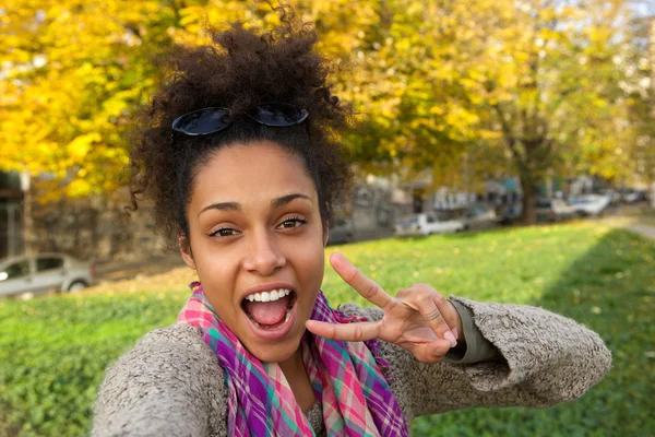 Selfie šťastné ženy s ukazuje znamení míru — Stock fotografie