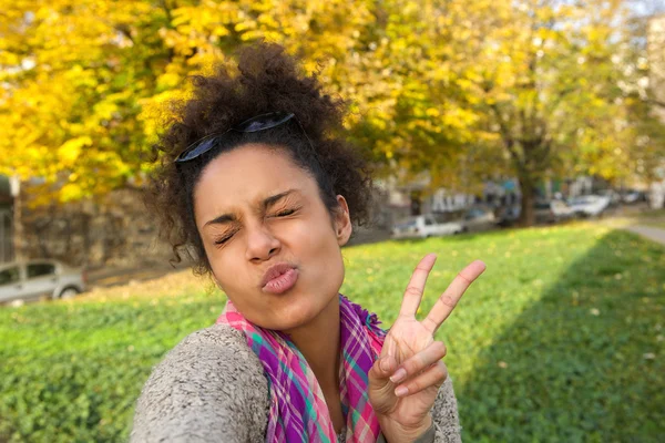 Selfie portret van een schattig meisje gezicht maken — Stockfoto