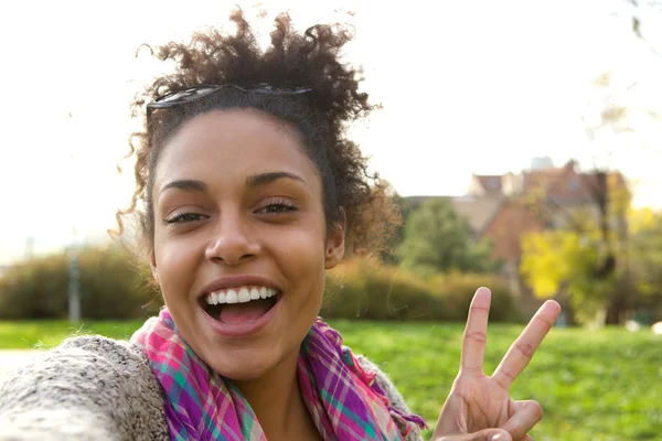 Happy young woman with peace sign — Stock Photo, Image