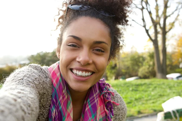 Selfie portret van een lachende jonge vrouw — Stockfoto