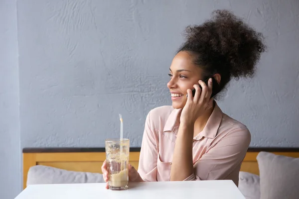 Kvinna sitter på restaurang talar i mobiltelefon — Stockfoto