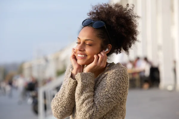 Mujer joven disfrutando de la música en los auriculares — Foto de Stock