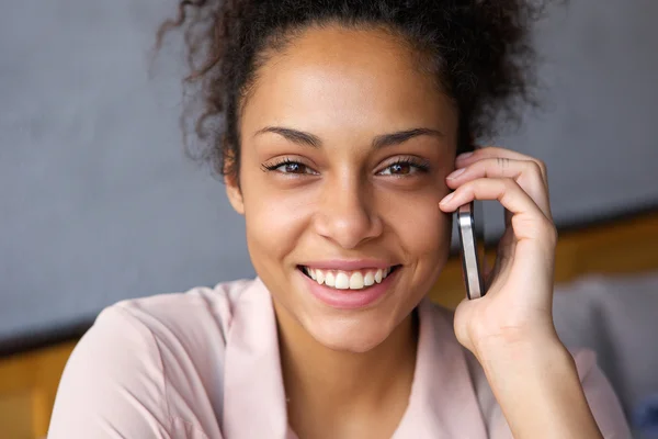 Usmívající se mladá žena mluví na mobilním telefonu — Stock fotografie