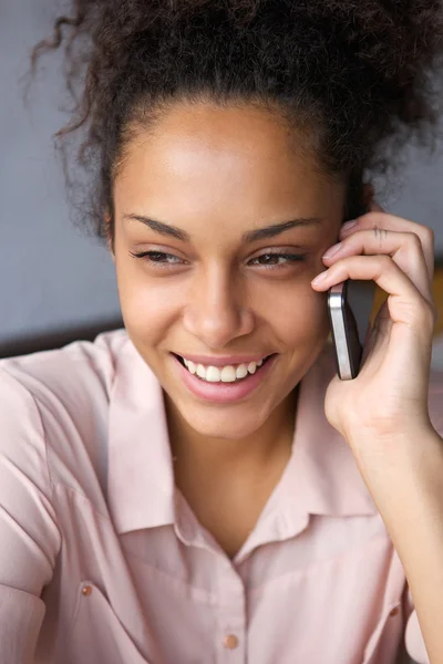 Leende svart kvinna talar i mobiltelefon — Stockfoto