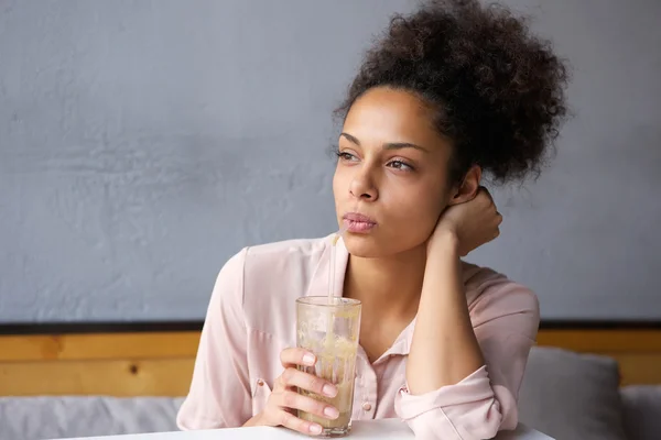 Joven afroamericana mujer bebiendo milkshake —  Fotos de Stock