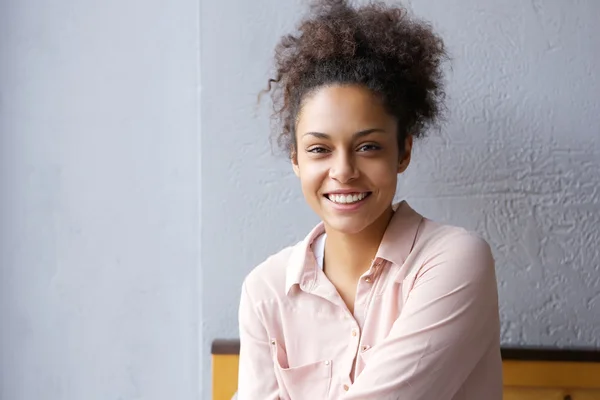 Feliz mujer de raza mixta sonriendo en interiores — Foto de Stock