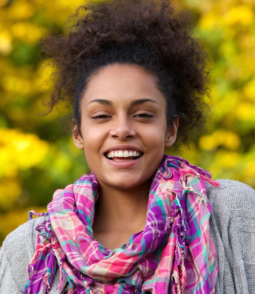 Feliz mulher afro-americana rindo do lado de fora — Fotografia de Stock