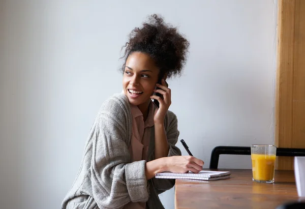 Kvinnlig student arbetar hemma och pratar i mobiltelefon — Stockfoto