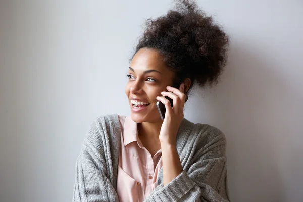 Glad ung kvinna talar i mobiltelefon — Stockfoto