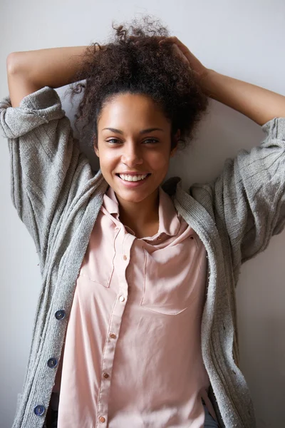 Gülümseyen kaygısız Afrikalı-Amerikalı kadın — Stok fotoğraf