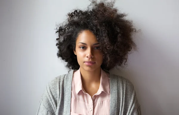 Schöne junge Frau mit Afro-Frisur — Stockfoto